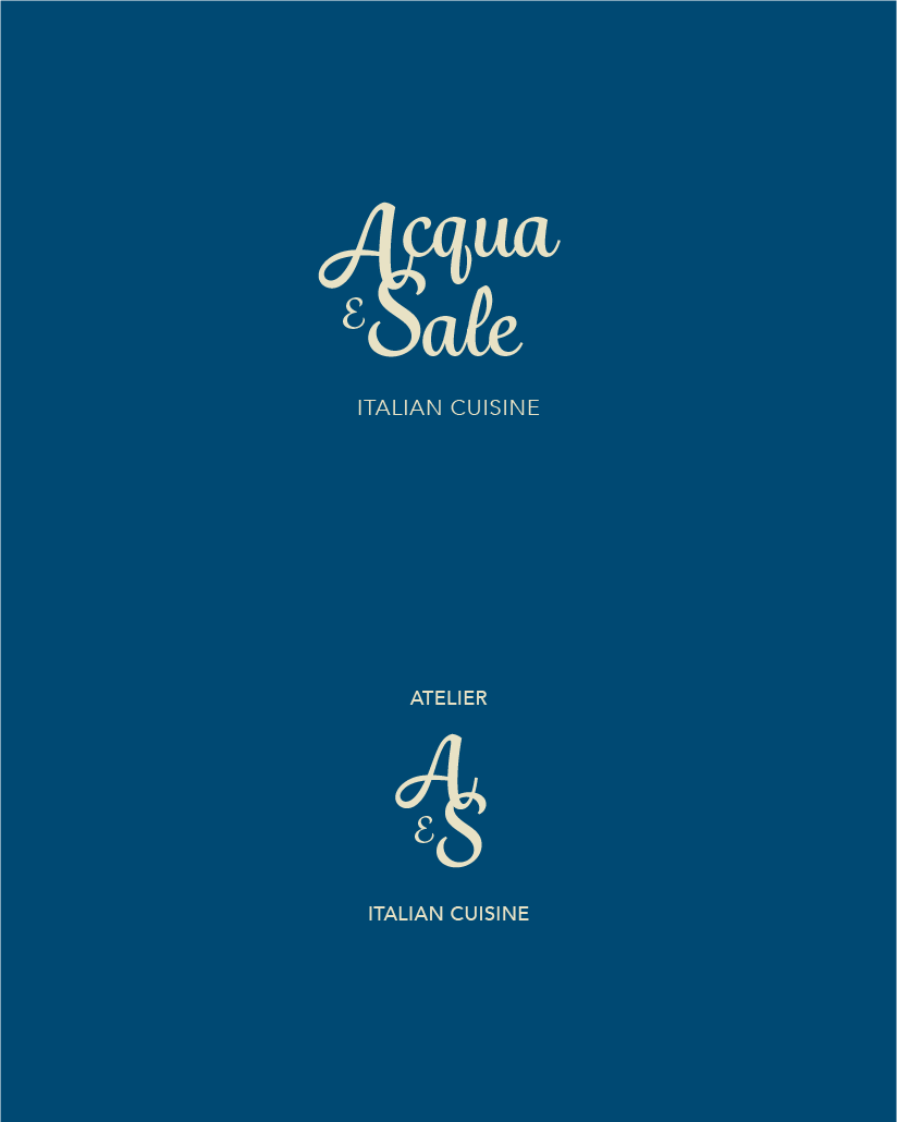 Recherche de logotype manuscrit Acqua e Sale et de monogramme A&S, en crème sur fond bleu.