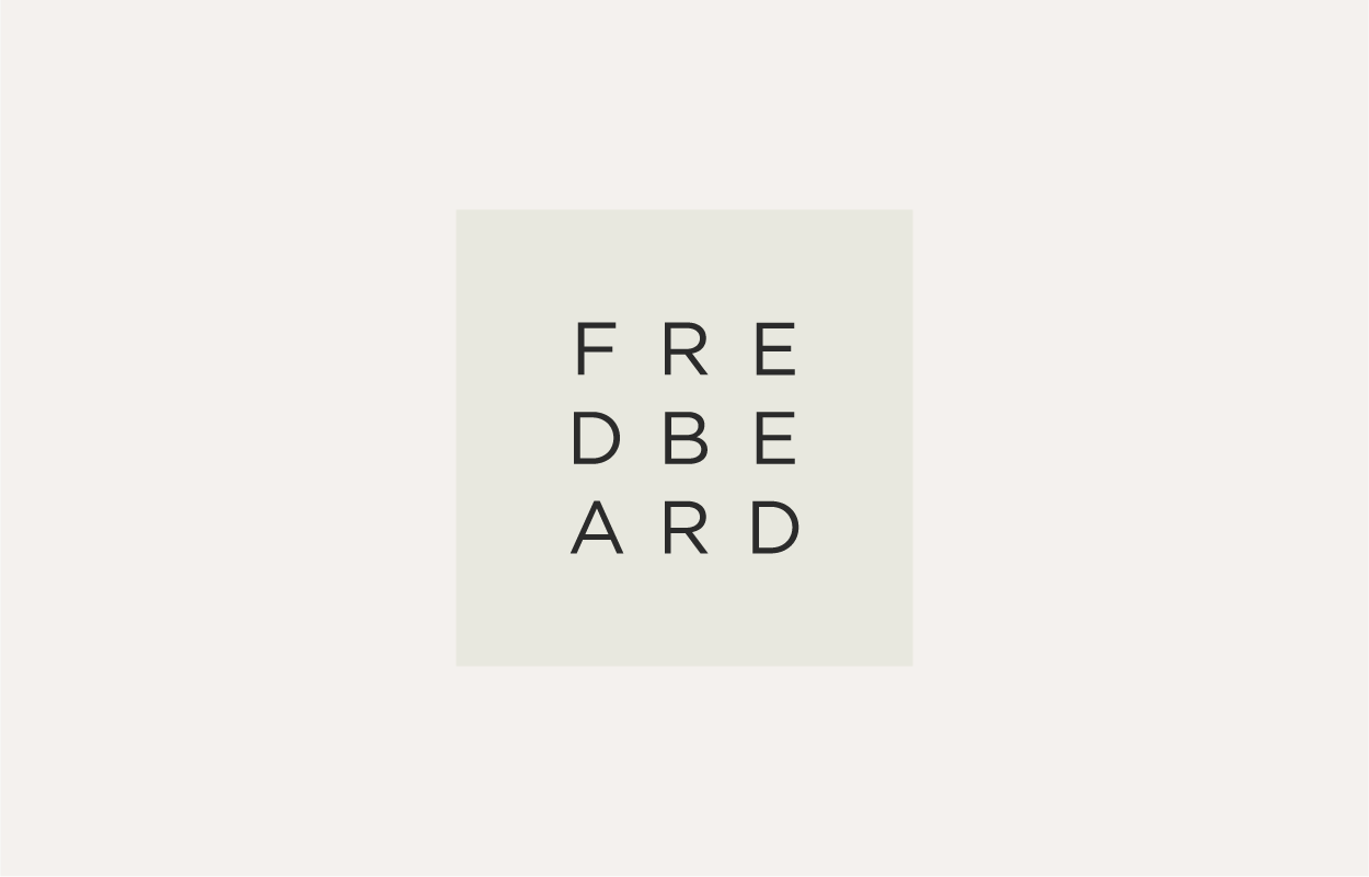 Composition typographique Fred Beard : lettres réparties en grille de trois sur trois dans un carré gris.