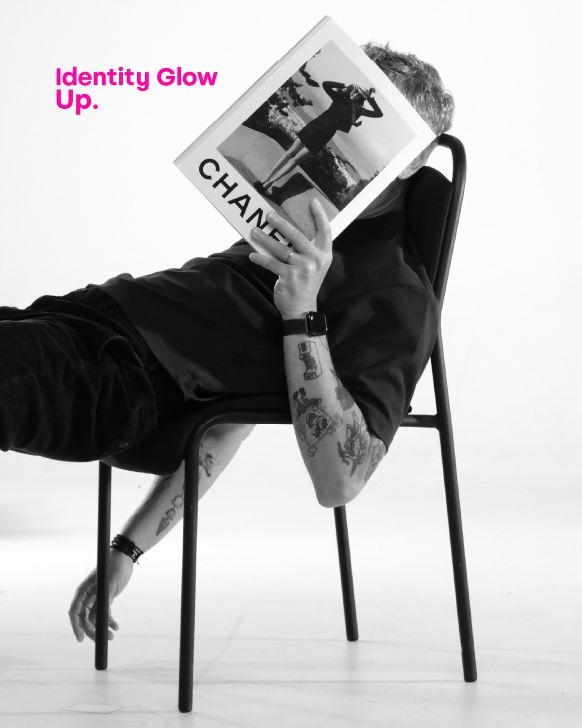 Antoine Vogel lisant un livre Chanel sur une chaise, visuel Identity Glow Up.