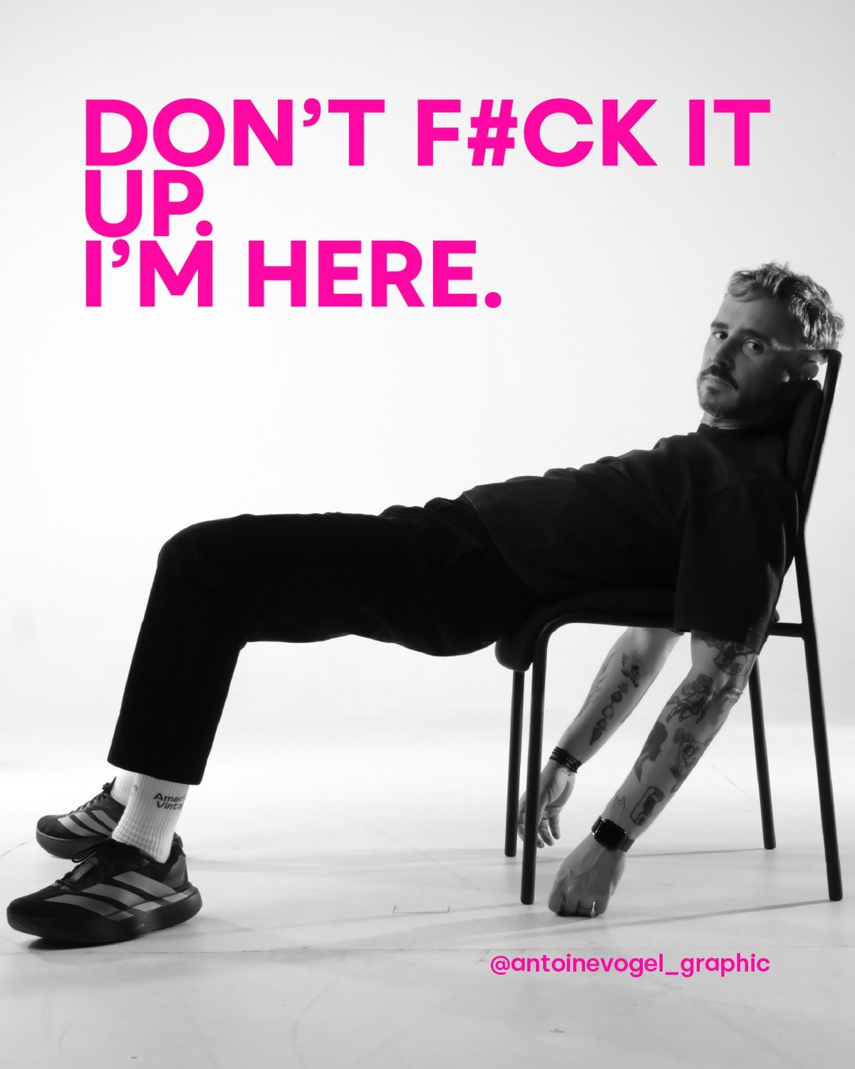 Antoine Vogel assis sur une chaise, visuel DON'T F#CK IT UP. I'M HERE.