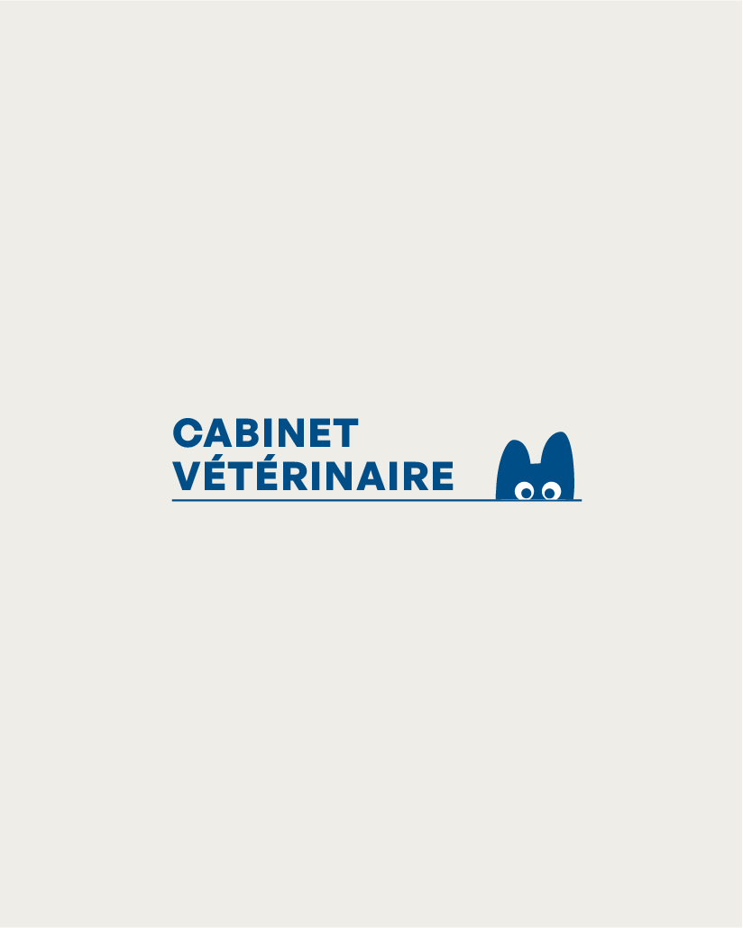 Logotype Cabinet vétérinaire accompagné d’un petit chat bleu qui épie, sur fond clair.