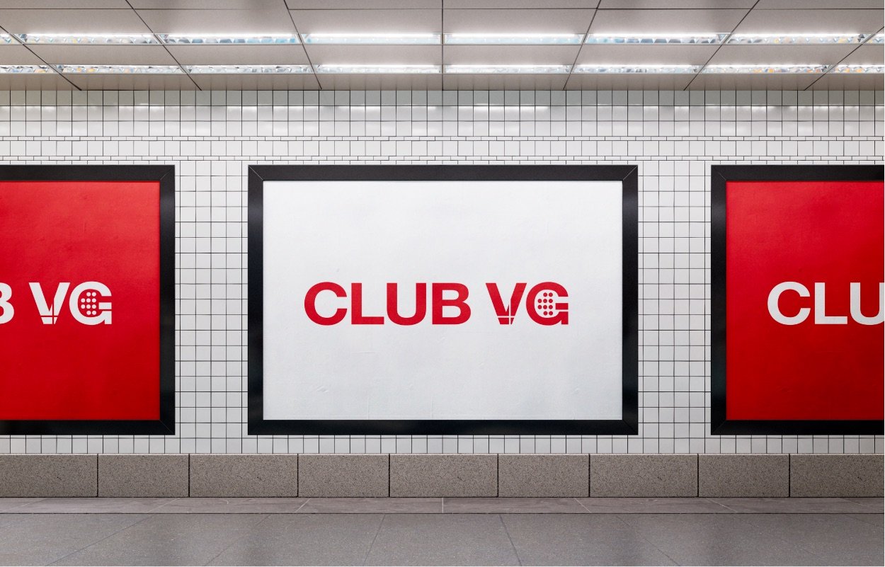 Affiches Club VG rouges et blanches dans un couloir carrelé.