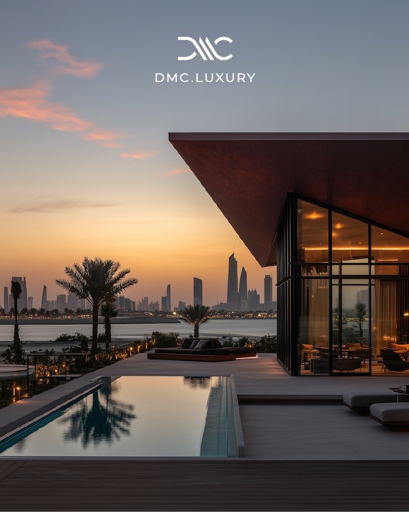Villa de luxe au coucher du soleil, avec piscine et skyline en arrière-plan, siglée du monogramme DMC.LUXURY.