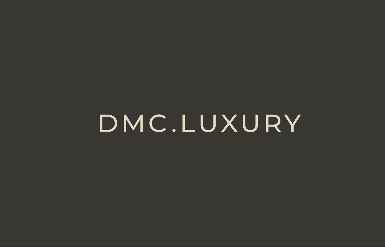 Logotype DMC.LUXURY en lettres ivoire sur fond anthracite.