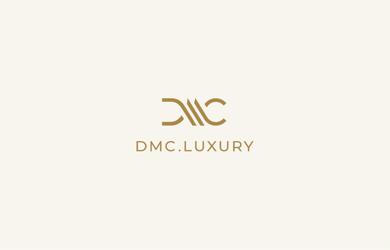 Monogramme DMC et mention DMC.LUXURY en doré sur fond ivoire.