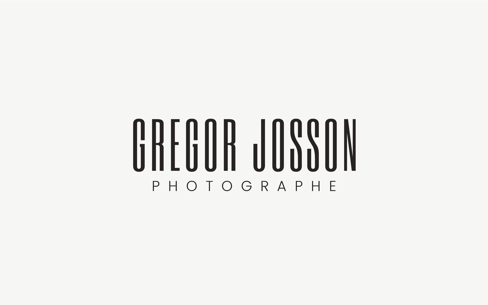 Logotype Gregor Josson Photographe en anthracite sur fond blanc cassé.